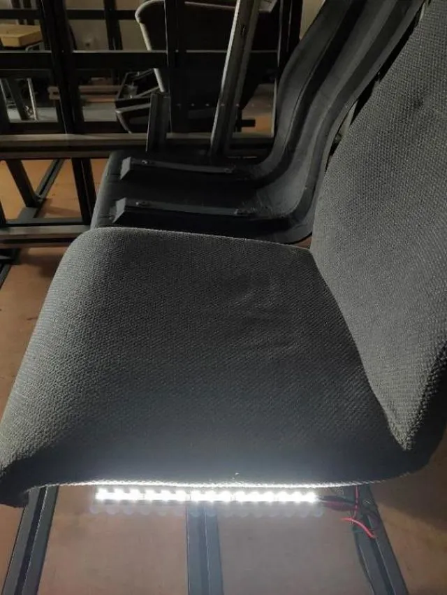 Oświetlenie LED w bocznej części kantili.