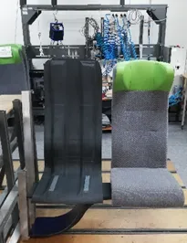 Prototyp fotela z elementami kompozytowymi w postaci formatki fotela i kantili (malowane proszkowo), bazujące na designie fotela typu XCD.